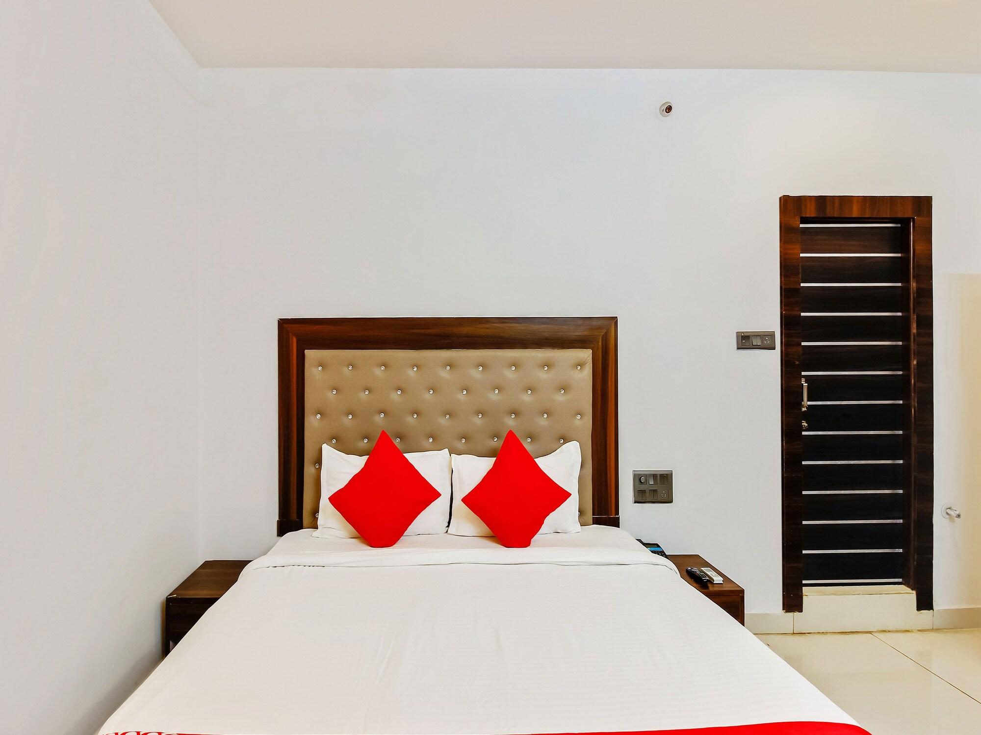 Oyo 29131 Hotel Mn Grand Шамшабад Экстерьер фото