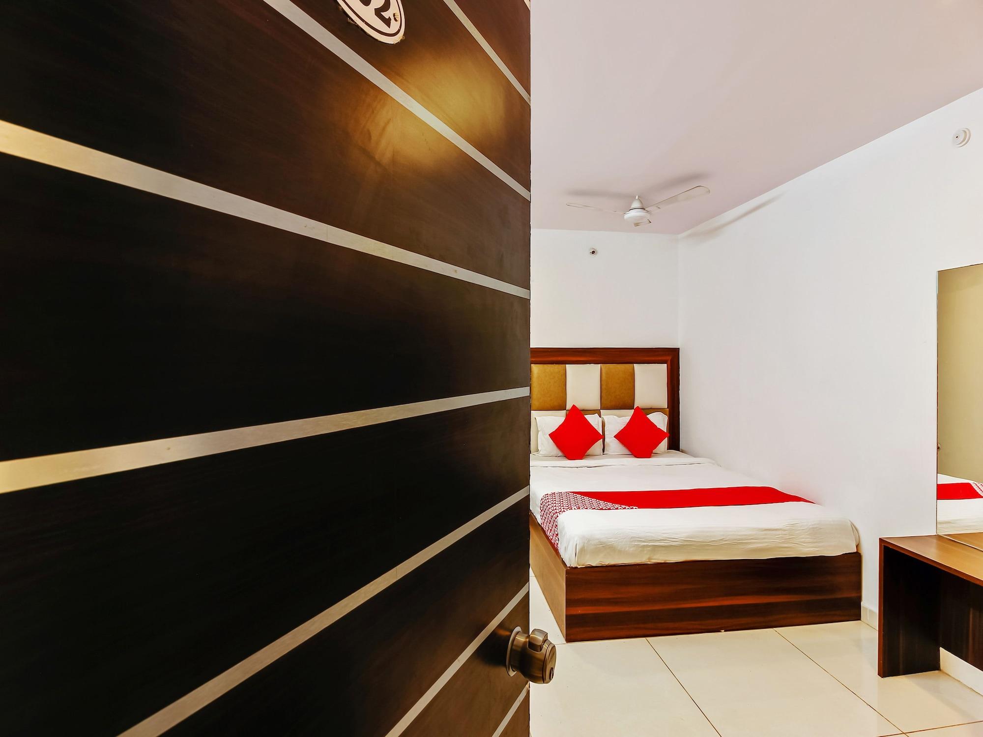 Oyo 29131 Hotel Mn Grand Шамшабад Экстерьер фото
